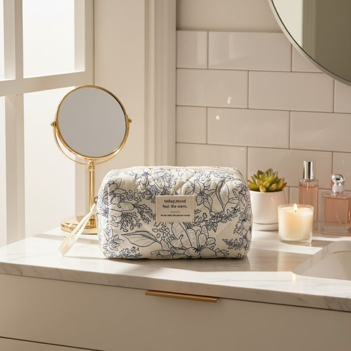 Trousse de toilette Motifs Fruits et Légumes Today Mood sur plan de toilette en marbre