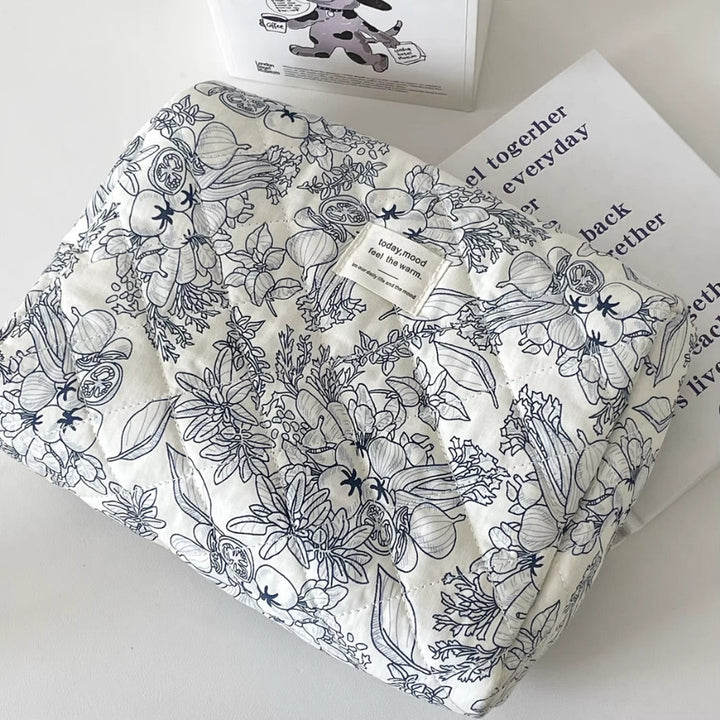 Trousse de toilette Motifs Fruits et Légumes ouverte avec pinceaux et palette de maquillage