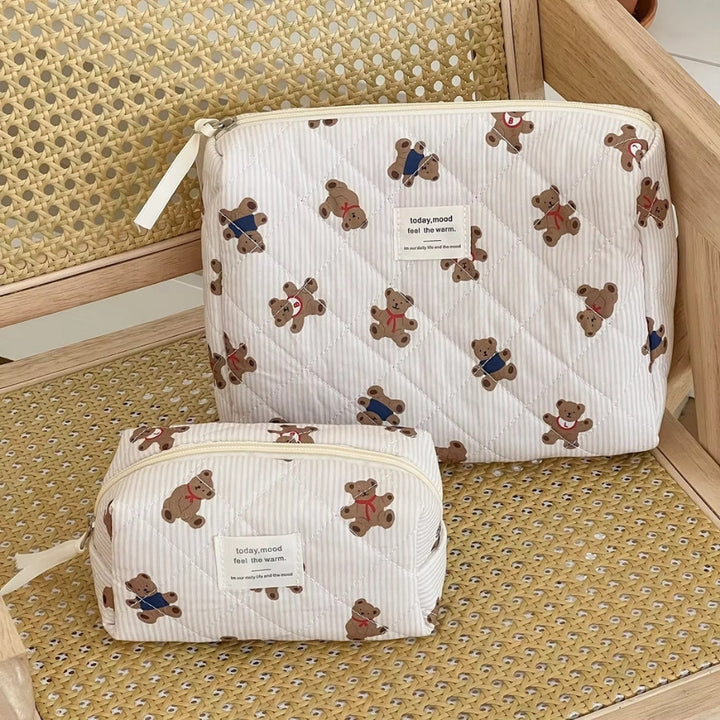 Duo trousse de toilette Ourson Today Mood beige sur chaise en rotin