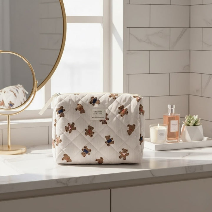 Grande trousse de toilette Ourson Today Mood beige sous lumière naturelle dans salle de bain