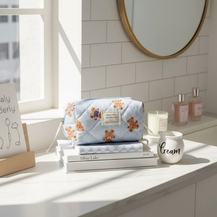 Petite trousse de toilette Ourson Today Mood bleue sur coiffeuse en marbre