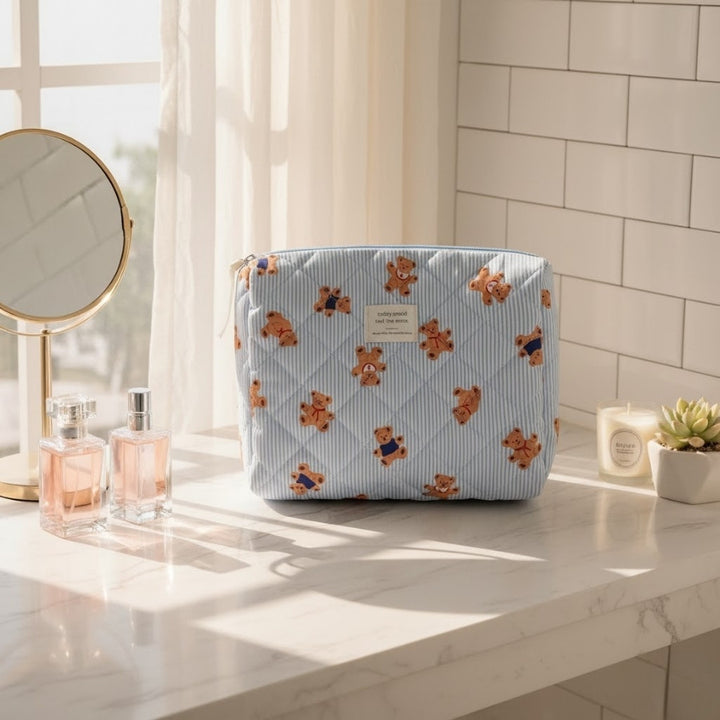 Grande trousse de toilette Ourson Today Mood bleue sur plan de toilette lumineux