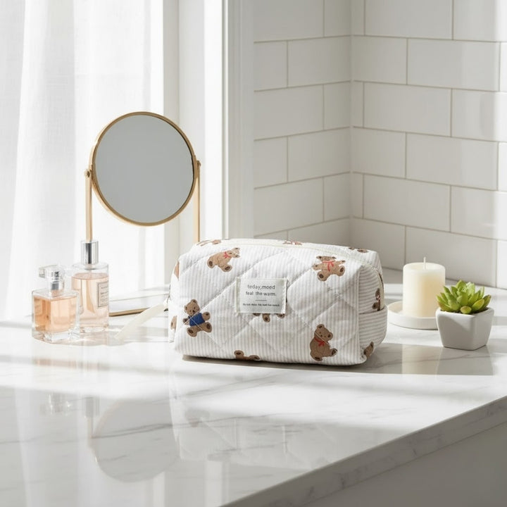 Petite trousse de toilette Ourson Today Mood beige sur plan de toilette en marbre