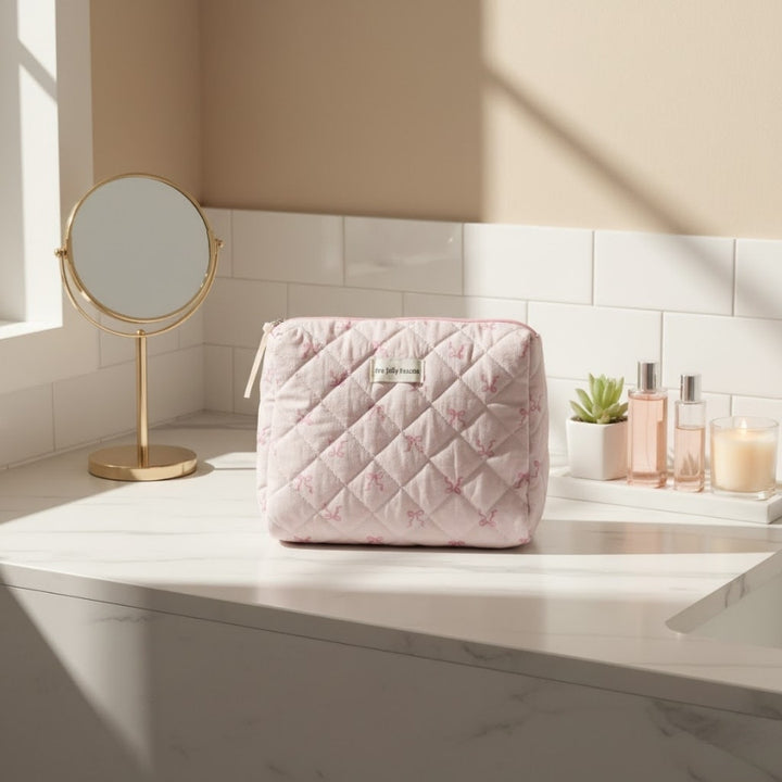 Trousse de toilette Rose Pâle sur plan de toilette, accessoire beauté féminin