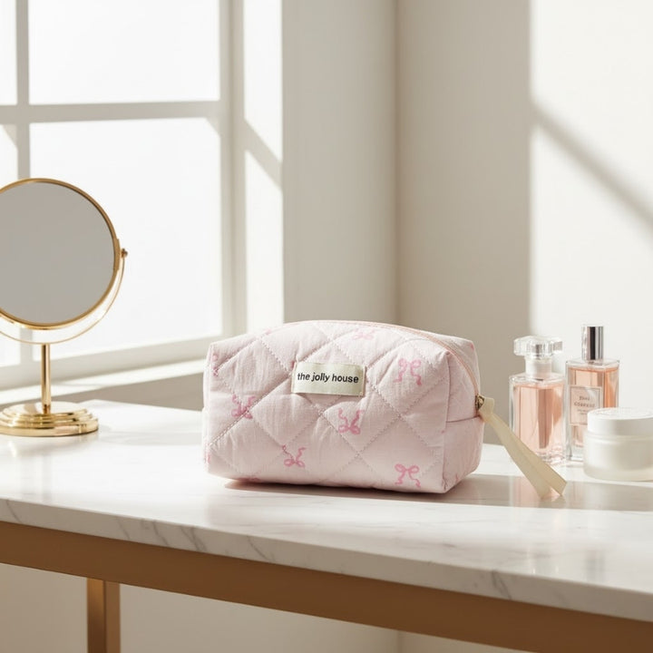 Petite trousse de toilette Rose Pâle matelassée sur coiffeuse, trousse voyage