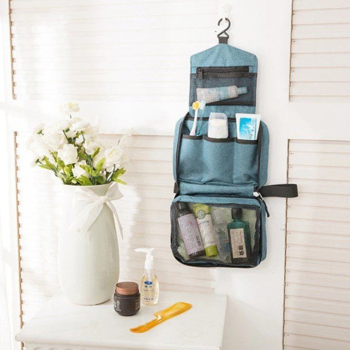 Trousse de toilette de Voyage à Suspendre, suspendue à une porte d'armoire