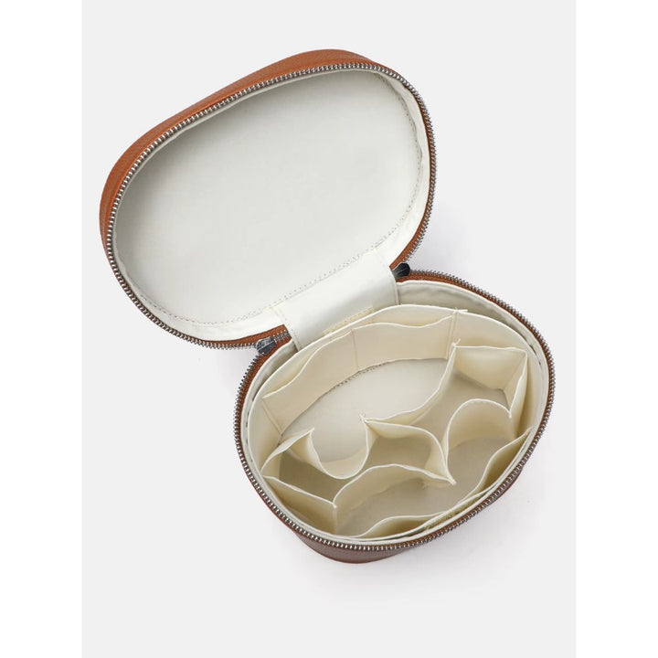 vue intérieure détaillée du vanity case avec poches multiples pour cosmétiques