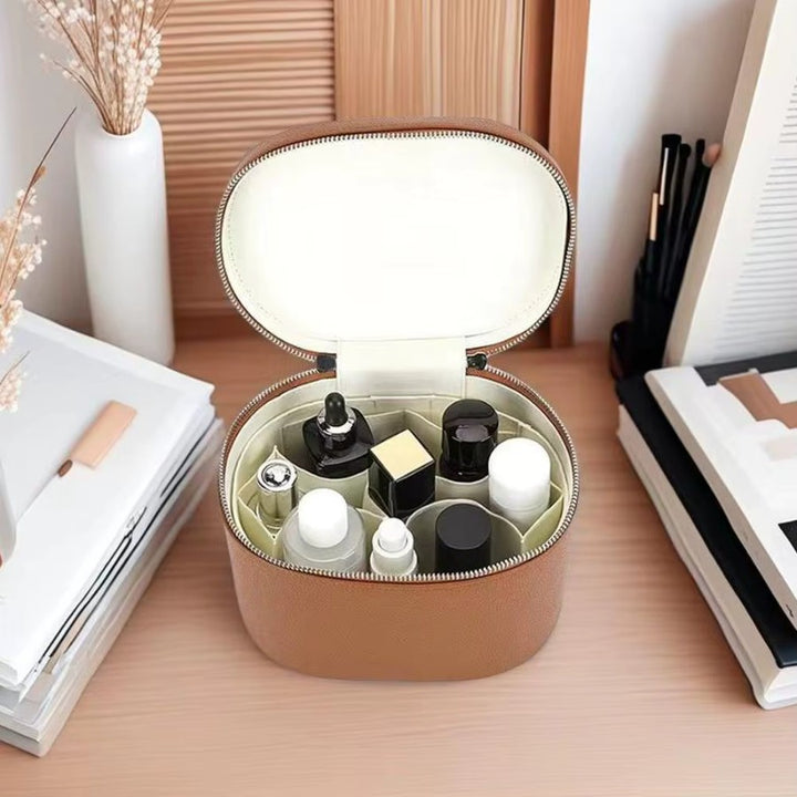 intérieur du vanity case avec compartiments pour maquillage, soins et parfums