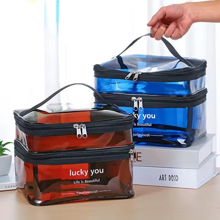 vanity case transparent bleu et ambré tenu par la poignée