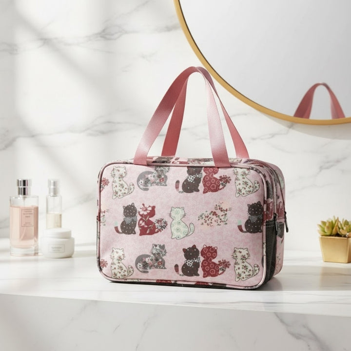 Vanity Chat - Format Voyage à Double Compartiments posé sur un plateau en marbre avec miroir rond doré