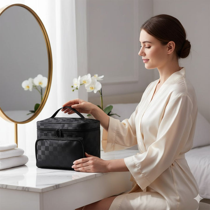 Vanity Femme Voyage Souple — femme assise préparant ses soins avec le vanity noir motif damier