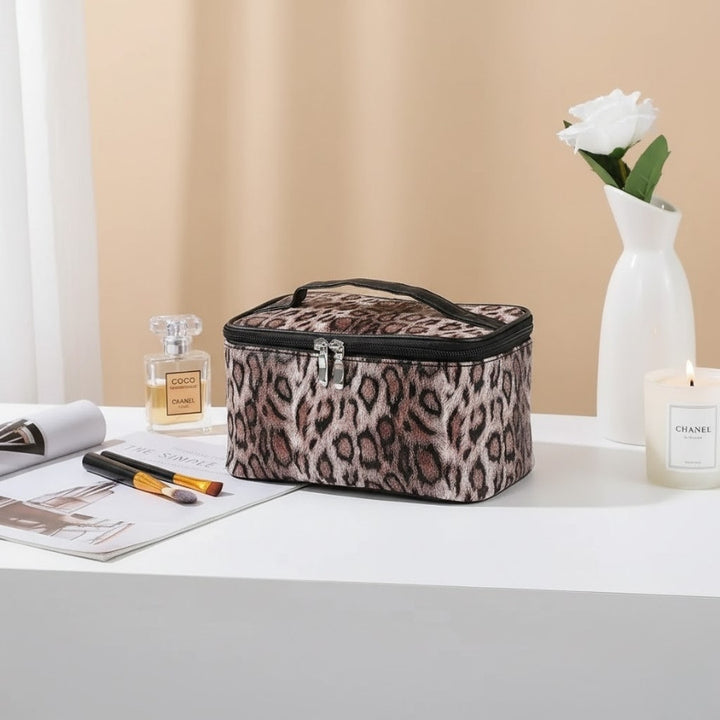 Vanity Léopard marron posé sur une coiffeuse avec accessoires beauté