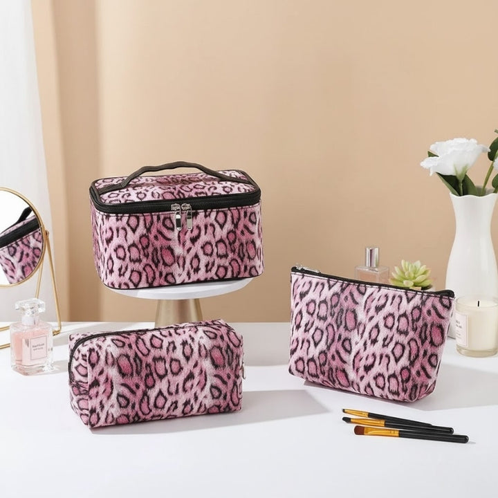 Ensemble Vanity Léopard rose et trousses assorties sur coiffeuse