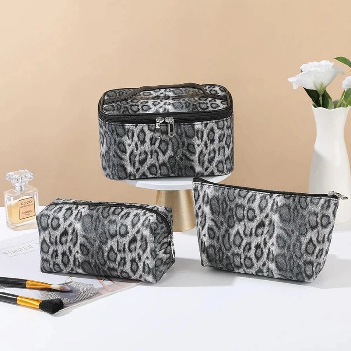 Ensemble Vanity Léopard gris et trousses assorties sur coiffeuse