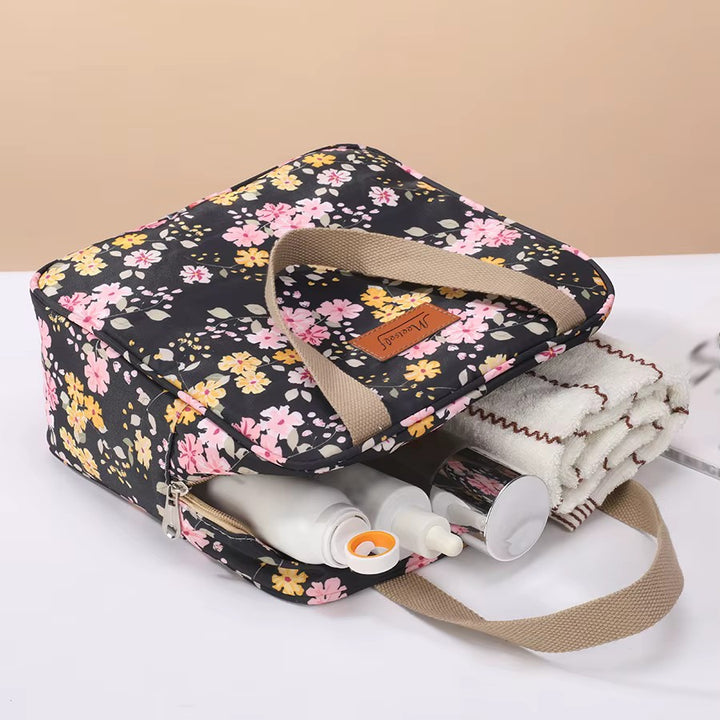 Vanity Motifs Japonais Sakura ouvert contenant serviette et soins de beauté.