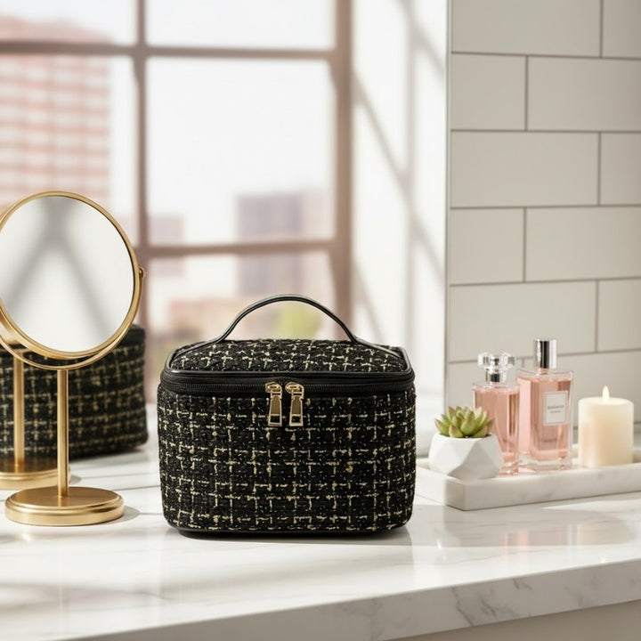 Vanity Tissu Femme - Tweed noir, dans une salle de bain sur le comtpoire