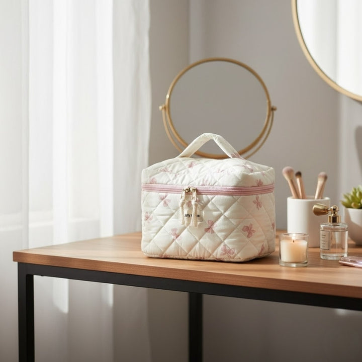 Vanity Tissu Matelassé rose sur coiffeuse bois avec miroir doré