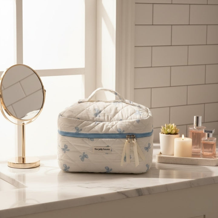 Vanity Tissu Matelassé bleu sur plan de toilette blanc lumineux