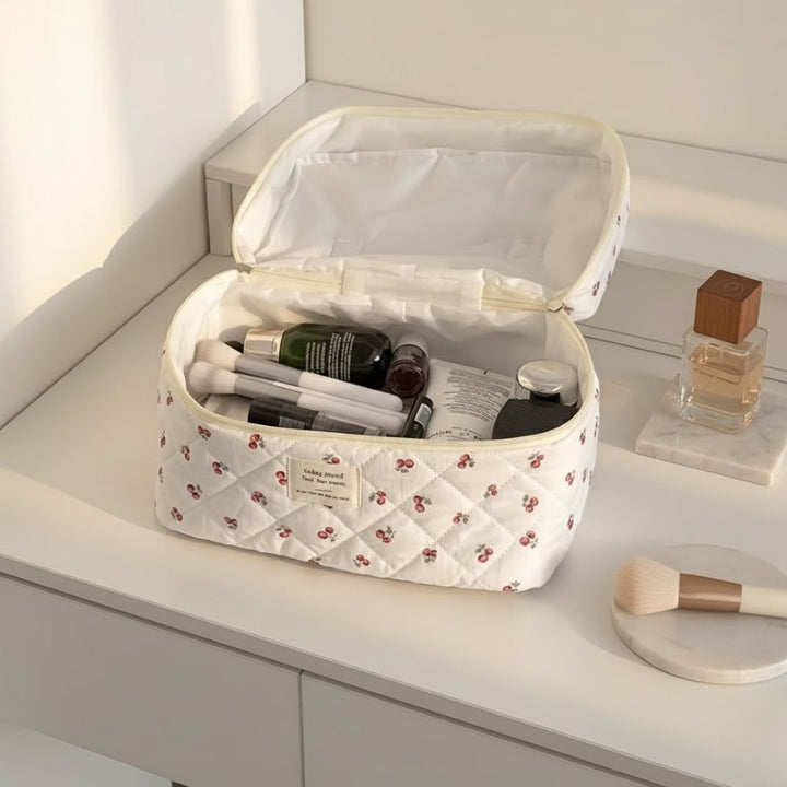 Vanity Trousse de toilette Femme ouverte sur table de maquillage élégante